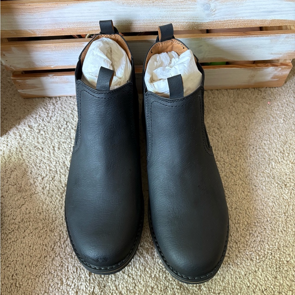 Men’s IZOD Lucas Casual Chukka Boots in Black